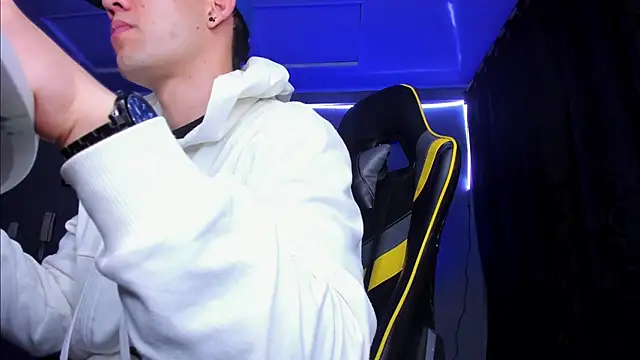 alexgiraldo   online show from October 23, 2:11 am