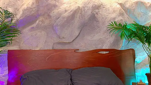 alisonn moon online show from April 8, 10:10 pm