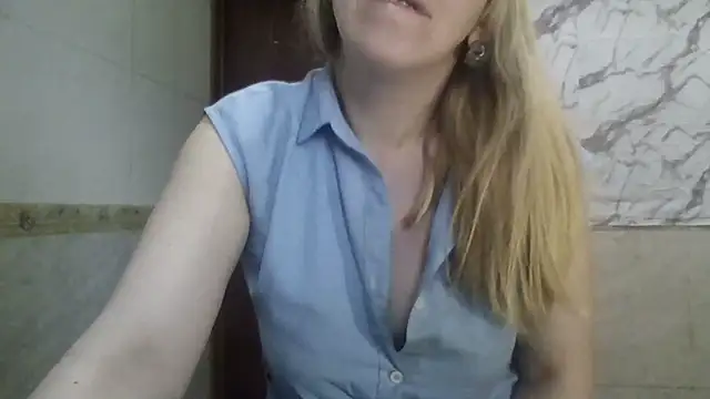 Snapshot of MiyaHottie chatting on April 28, 6:29 am MiyaHottie online show from April 28, 6:29 am