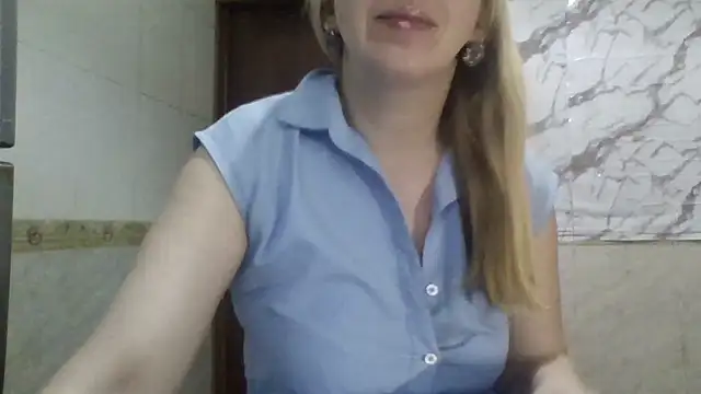 Snapshot of MiyaHottie chatting on May 10, 5:12 am MiyaHottie online show from May 10, 5:12 am