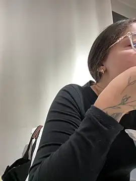 Alyha Cortes online show from December 2, 1:28 pm