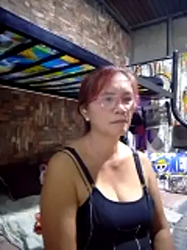 Snapshot of SexyHottMom chatting on March 19, 9:35 am SexyHottMom online show from March 19, 9:35 am