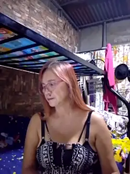 Snapshot of SexyHottMom chatting on April 1, 1:01 pm SexyHottMom online show from April 1, 1:01 pm