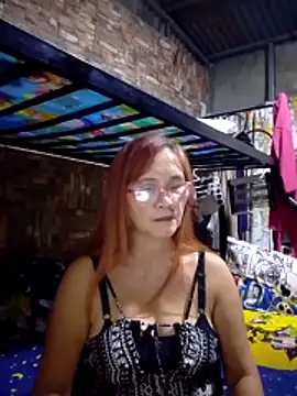 Snapshot of SexyHottMom chatting on April 1, 1:41 pm SexyHottMom online show from April 1, 1:41 pm