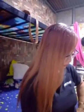 Snapshot of SexyHottMom chatting on April 3, 11:08 am SexyHottMom online show from April 3, 11:08 am