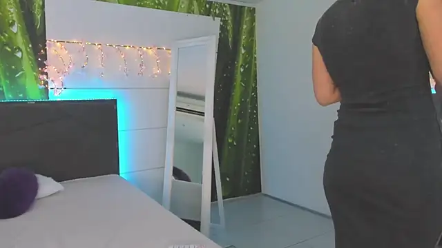 HollyTailors online show from September 17, 5:31 am