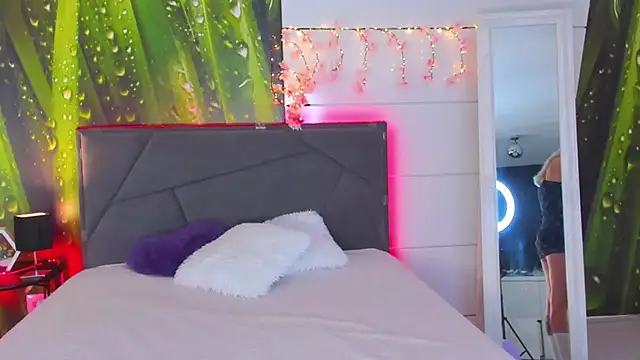 HollyTailors online show from September 25, 5:11 am