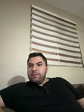 raulgzz4 online show from March 29, 5:51 am