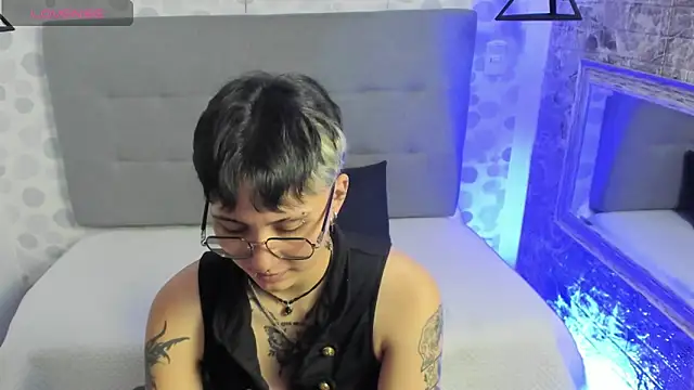 emahills  axelrose online show from September 20, 2:23 am