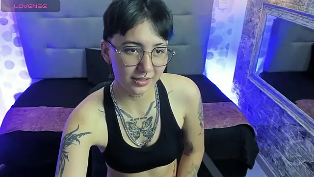 emahills  axelrose online show from September 22, 8:33 pm