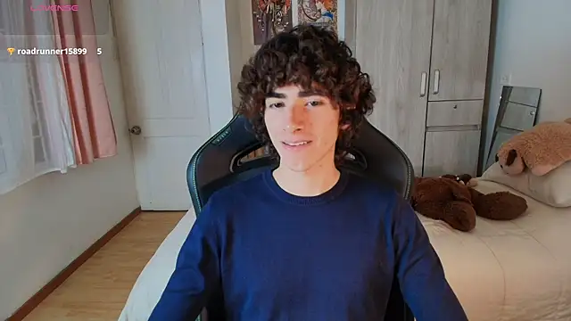 Nude Boy18 online show from December 18, 9:21 pm