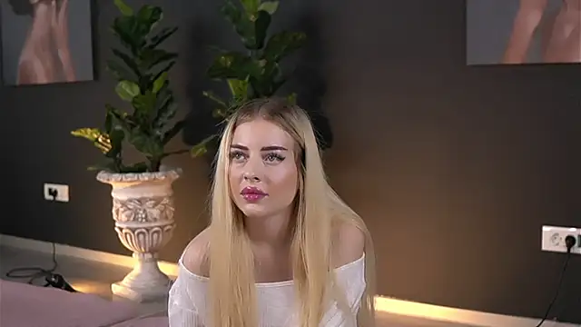 SerenaNoir online show from October 18, 9:04 pm