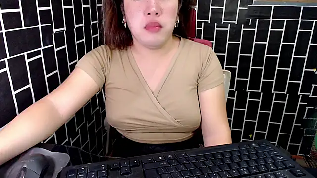 Snapshot of xUrDreamSlutWhore chatting on September 9, 4:06 pm xUrDreamSlutWhore online show from September 9, 4:06 pm