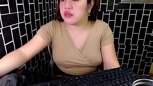 Snapshot of xUrDreamSlutWhore chatting on September 15, 6:08 pm xUrDreamSlutWhore online show from September 15, 6:08 pm
