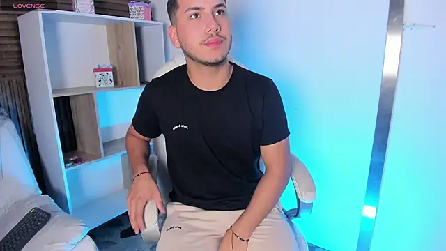Snapshot of Axel_grey_ chatting on September 10, 12:38 pm Axel grey online show from September 10, 12:38 pm