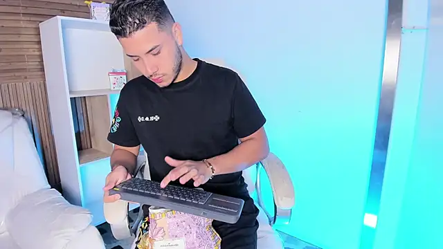 Snapshot of Axel_grey_ chatting on September 11, 11:54 am Axel grey online show from September 11, 11:54 am