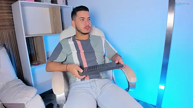 Snapshot of Axel_grey_ chatting on September 25, 12:20 pm Axel grey online show from September 25, 12:20 pm