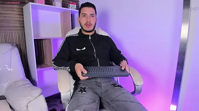 Snapshot of Axel_grey_ chatting on October 10, 12:15 pm Axel grey online show from October 10, 12:15 pm