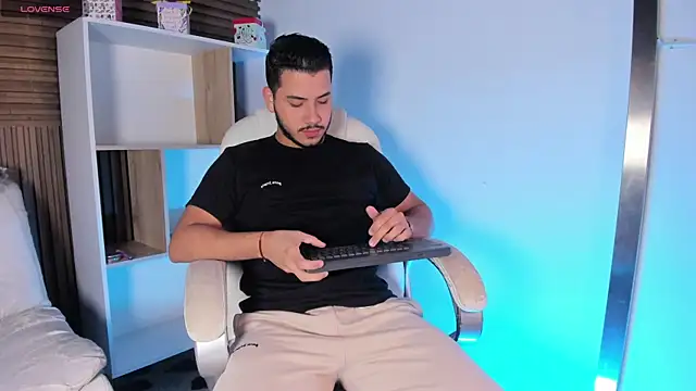 Snapshot of Axel_grey_ chatting on October 12, 11:53 am Axel grey online show from October 12, 11:53 am