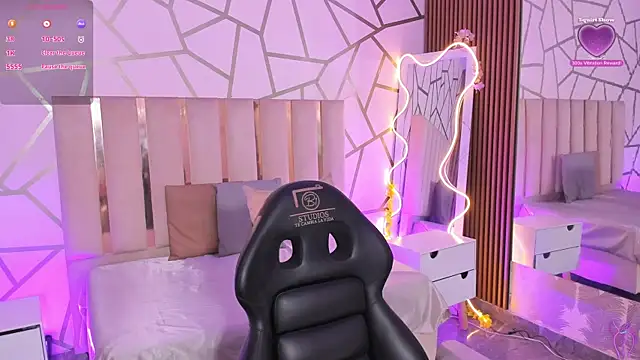 CYRUS TAY online show from April 11, 11:47 am