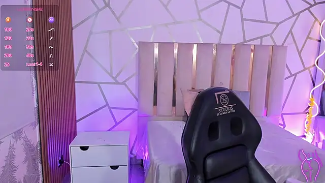 CYRUS TAY online show from April 18, 12:09 pm