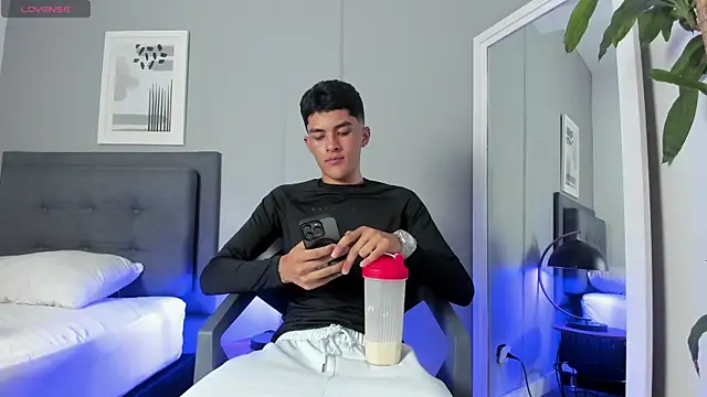 Tylerffoxx online show from September 22, 9:17 pm