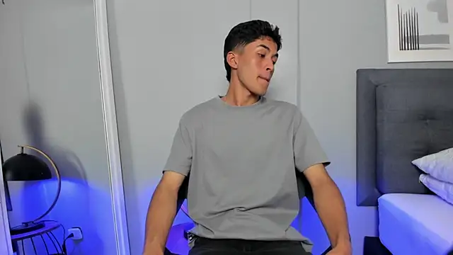 Tylerffoxx online show from November 11, 7:36 pm