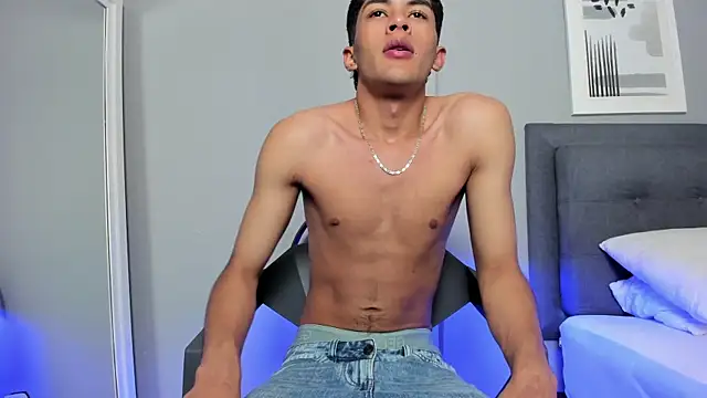 Tylerffoxx online show from November 12, 8:41 pm