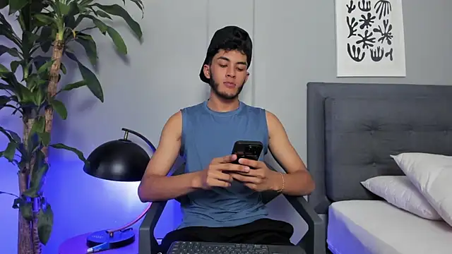 Tylerffoxx online show from April 14, 8:48 pm