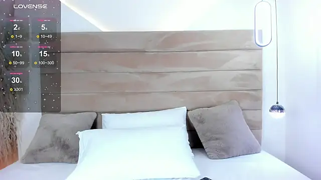 CarolineLee  online show from October 4, 11:03 pm