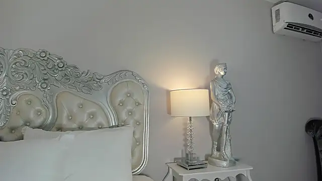 CarolineLee  online show from December 13, 10:37 pm