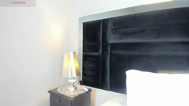 CarolineLee  online show from March 27, 10:31 pm