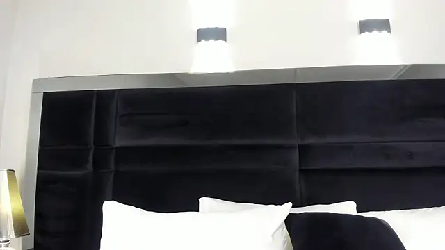 CarolineLee  online show from March 30, 10:33 pm