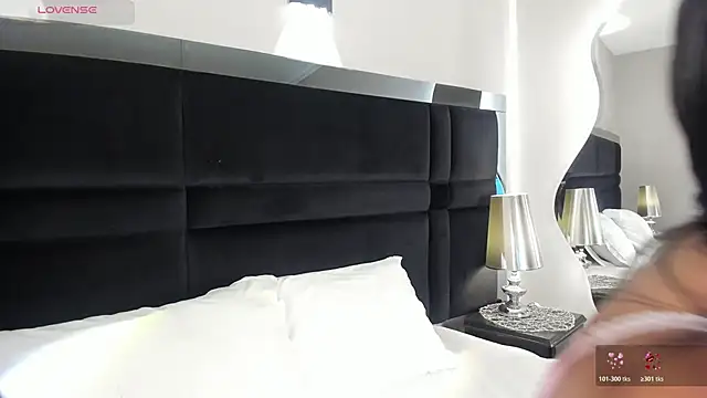 CarolineLee  online show from April 13, 10:37 pm