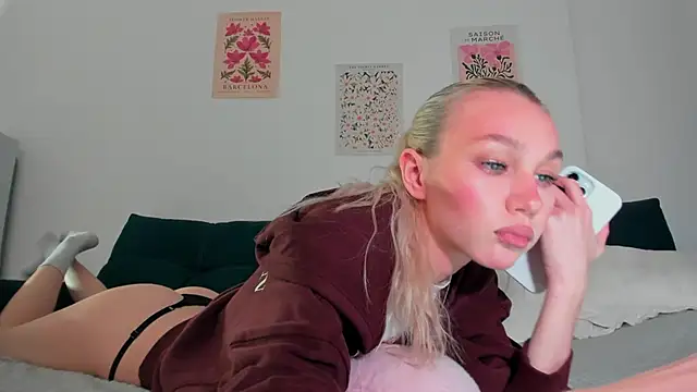 cuteleraay online show from October 9, 8:29 pm