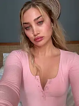 Snapshot of auriangel chatting on March 3, 2:28 am auriangel online show from March 3, 2:28 am