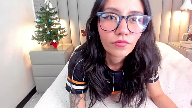 eviegothel  online show from December 15, 8:35 pm