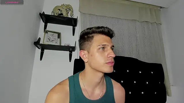 Snapshot of kevin_ahss chatting on April 26, 11:35 pm kevin ahss online show from April 26, 11:35 pm