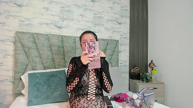 ShanelEvans online show from December 18, 4:02 pm