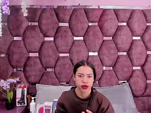 Nanis James online show from February 25, 2:43 am