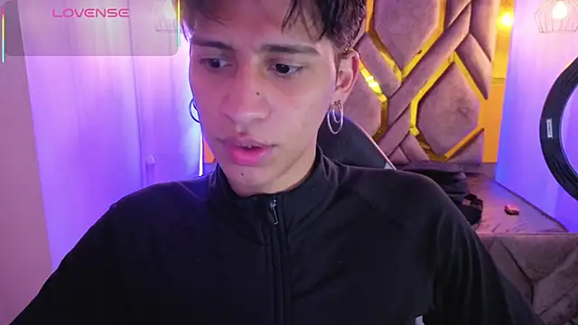 Snapshot of Dom_venena chatting on November 29, 7:50 pm Dom venena online show from November 29, 7:50 pm