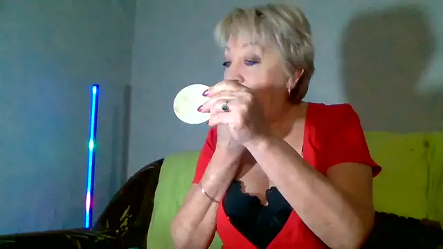 Snapshot of DianaQDream chatting on March 1, 4:14 am DianaQDream online show from March 1, 4:14 am