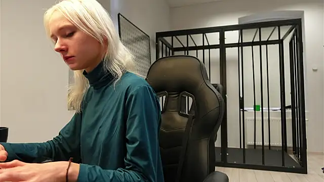 Laura Chaplin online show from September 27, 5:45 am