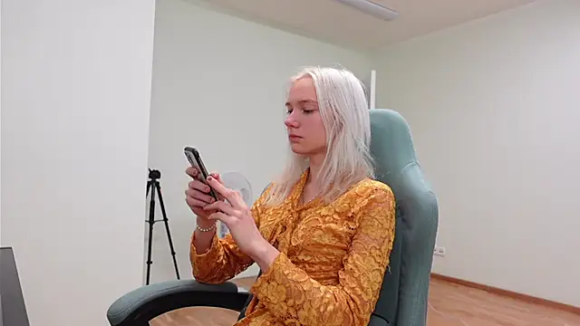 Laura Chaplin online show from November 23, 6:46 am