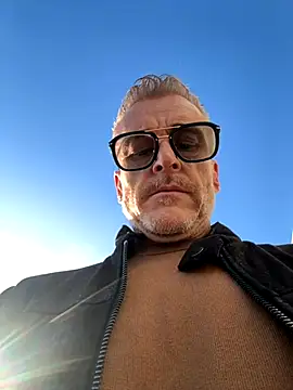 Axl hot online show from November 5, 3:01 pm