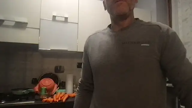 Axl hot online show from November 21, 4:38 pm