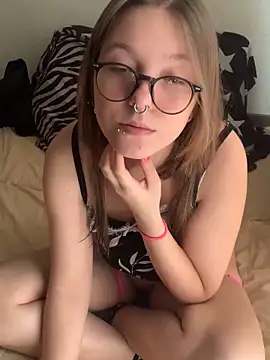 Snapshot of VesnaCrystal chatting on February 13, 7:59 am VesnaCrystal online show from February 13, 7:59 am