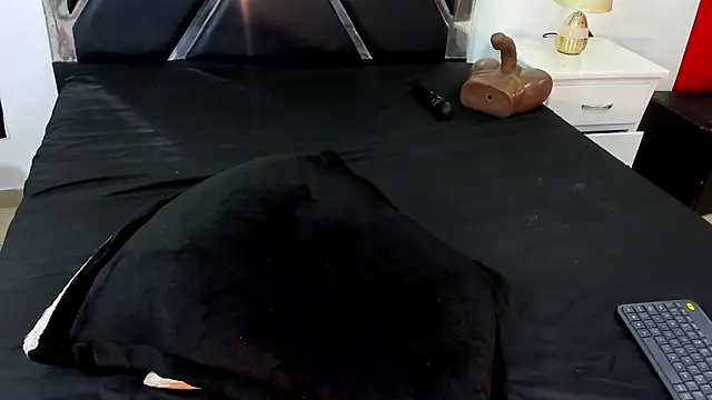 Michelle Lewis  online show from October 23, 12:15 pm