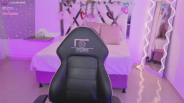 ZURY TAY online show from October 23, 11:31 am