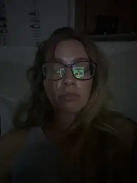 Snapshot of blondebaddi chatting on October 20, 4:35 am blondebaddi online show from October 20, 4:35 am